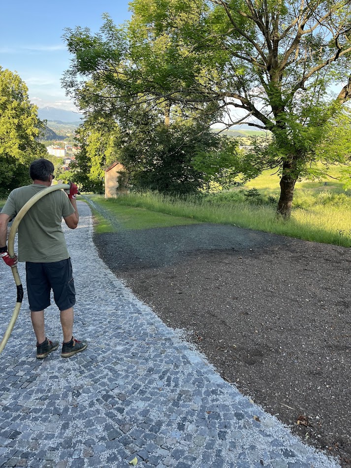 Oporný múr zo strany